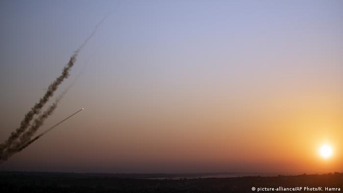 Die Antwort der Palästinenser: Raketen auf dem Weg nach Israel (Foto: picture-alliance/AP Photo/K. Hamra)