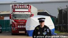 23.10.2019, Großbritannien, Grays: Ein Polizist steht an einer Absperrung im Waterglade Industrial Park, in Essex, nachdem 39 Leichen in einem LKW-Container im Industriegebiet gefunden wurden. Foto: Aaron Chown/PA Wire/dpa +++ dpa-Bildfunk +++ |