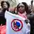 Mujer negra protestando con una pancarta contra la figura de Pedro Negro.