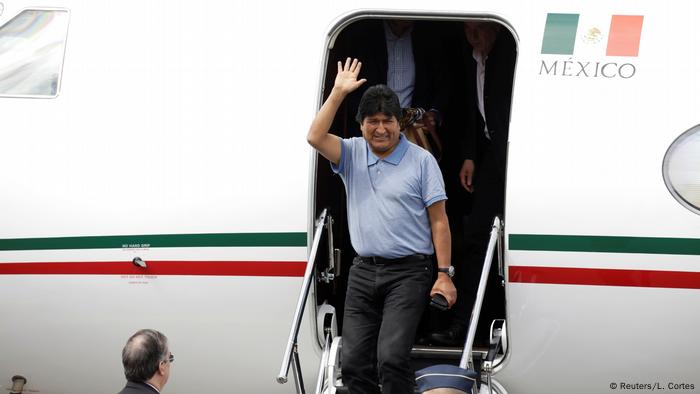 El ex presidente de Bolivia, luego de aterrizar en México.