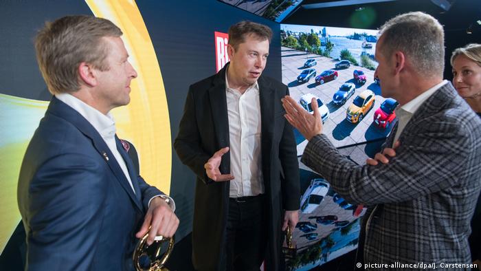 Konkurrenten im Gespräch: BMW-Chef Zipse, Elon Musk und VW-Chef-Diess (von links) 