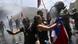Manifestante em Santiago, capital do Chile, em 12 de novembro de 2019 Manifestante em Santiago, capital do Chile, em 12 de novembro de 2019