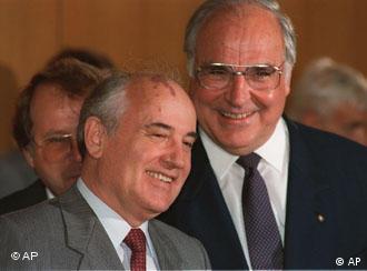 File:Mit Michail Gorbatschow zur Schach-WM 2012 in Moskau (cropped).jpg -  Wikimedia Commons