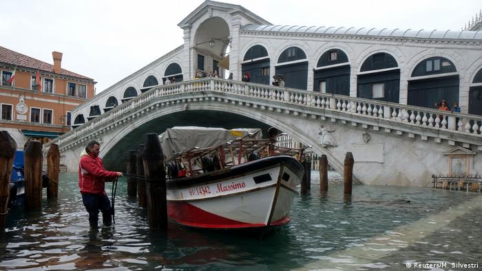 Flooding at the Rialto Bridge in Venice (Reuters/M. Silvestri)