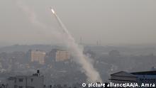 GAZA CITY, GAZA - NOVEMBER 12: Rockets are being fired from Gaza city towards Israel's Sderot and Ashkelon on November 12, 2019. The Israeli army carried out an airstrike, killing Bahaa Abu Al-Atta, a commander in the Al-Quds Brigades, the armed wing of Gaza-based resistance faction Islamic Jihad, and rockets were fired into southern Israel in response to the killing. Schools were reported suspended in many regions including Tel Aviv. Ashraf Amra / Anadolu Agency | Keine Weitergabe an Wiederverkäufer.