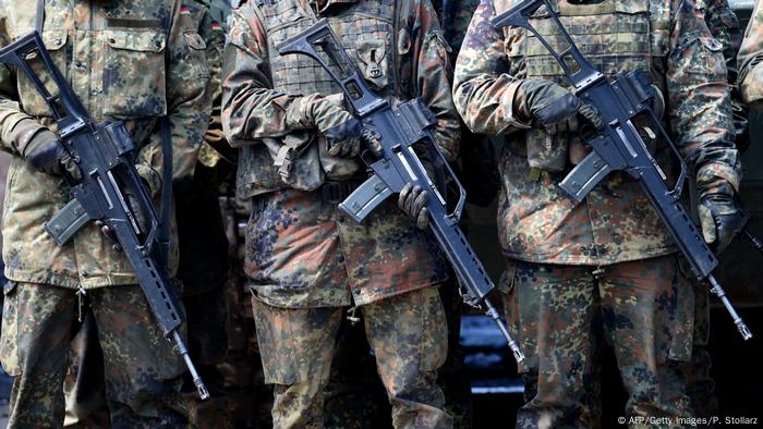Soldados alemanes con fusiles de asalto G36 de Heckler & Koch.