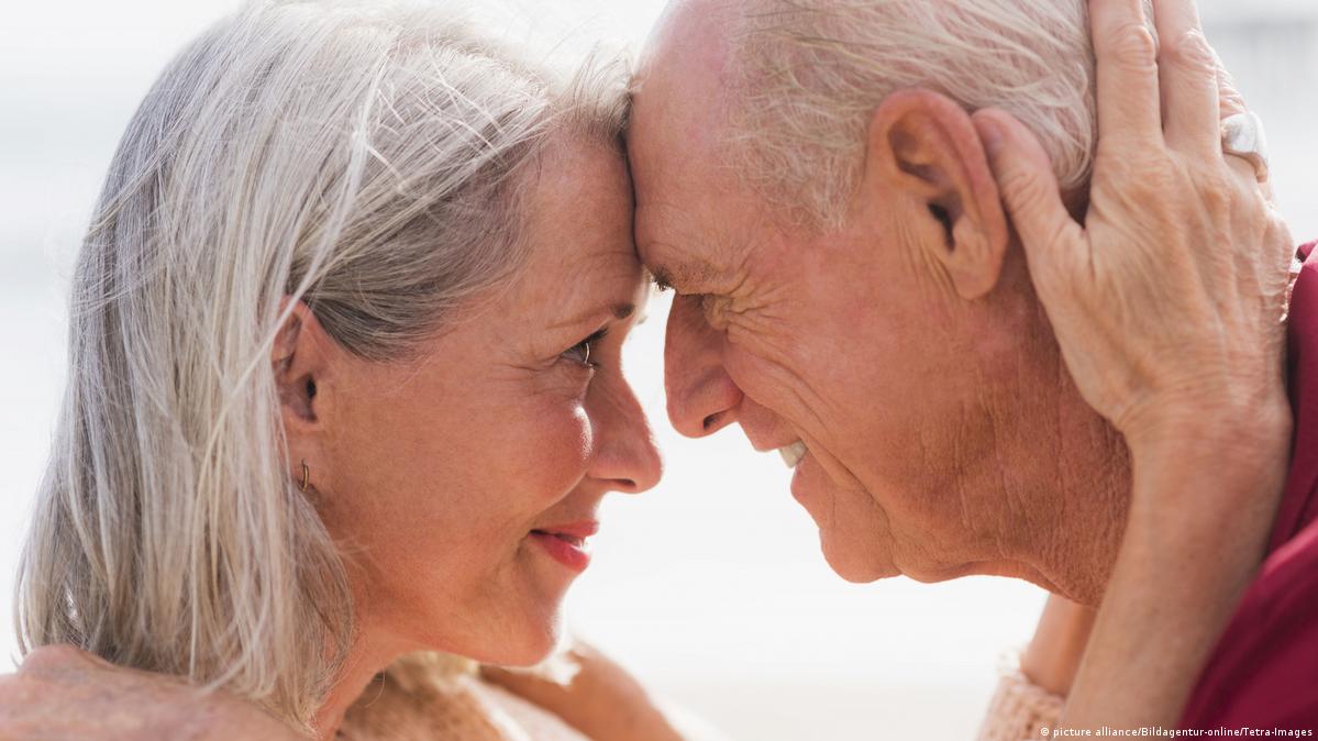 Пожилые мужчины дольше получают удовольствие от секса, чем женщины