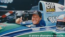 Der Formel 1 Rennfahrer Michael Schumacher sitzt 1994 im Cockpit eines F1 Benetton Rennwagen Foto: Horst Galuschka | Verwendung weltweit