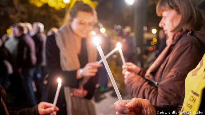 Deutschland Lichterkette vor der Synagoge in Hannover