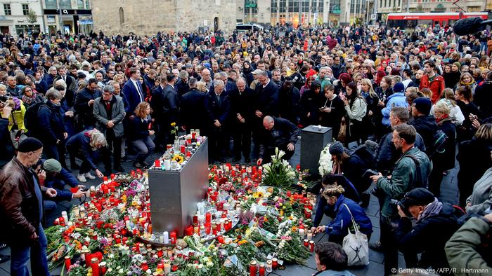 Blumen auf dem Martkplatz in Halle nach dem antisemitischen Angriff