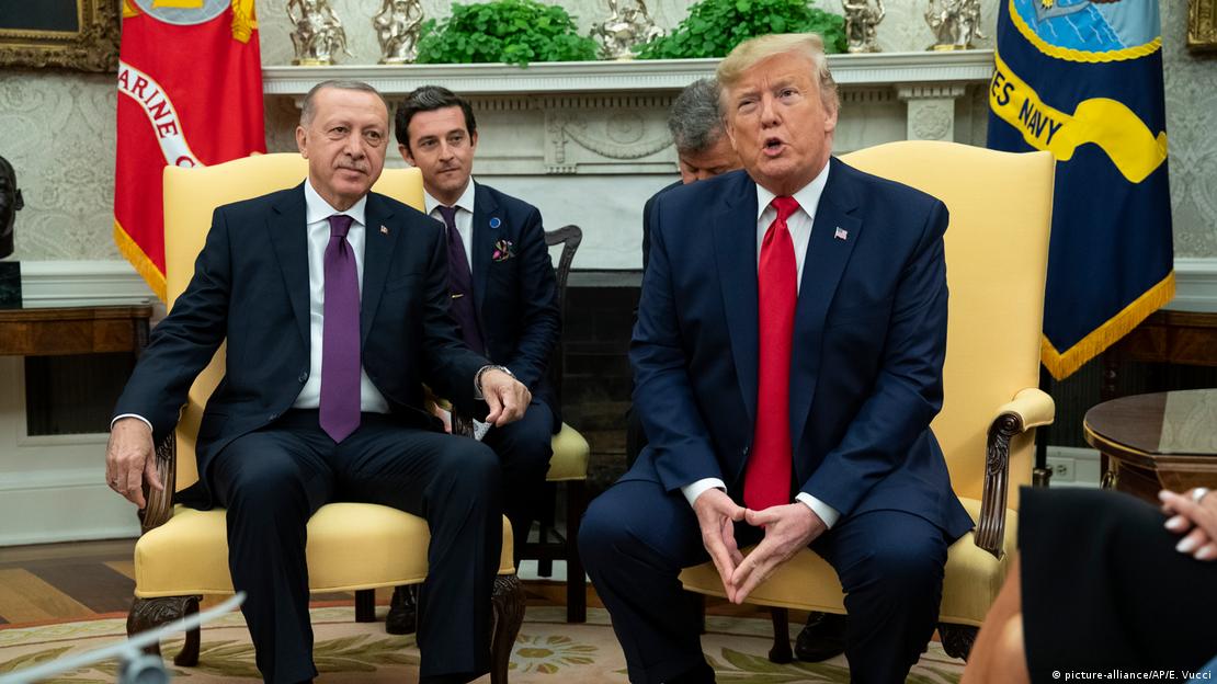 Erdoğan ve Trump Beyaz Saray'da yan yana koltuklarda oturuyor (Arşiv fotoğrafı)