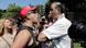 Der Anhänger von Venezuelas Maduro argumentiert mit Guaidos Anhänger vor der venezolanischen Botschaft in Brasilia
Der Anhänger von Venezuelas Maduro argumentiert mit Guaidos Anhänger vor der venezolanischen Botschaft in Brasilia