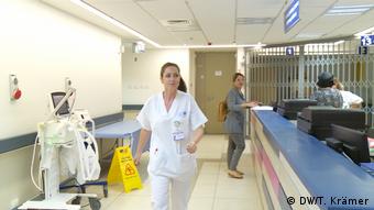 Η νοσοκόμα Λότεμ Οβάντια ζει τις τελευταίες ημέρες μαζί με τους ασθενείς στο καταφύγιο του νοσοκομείου)