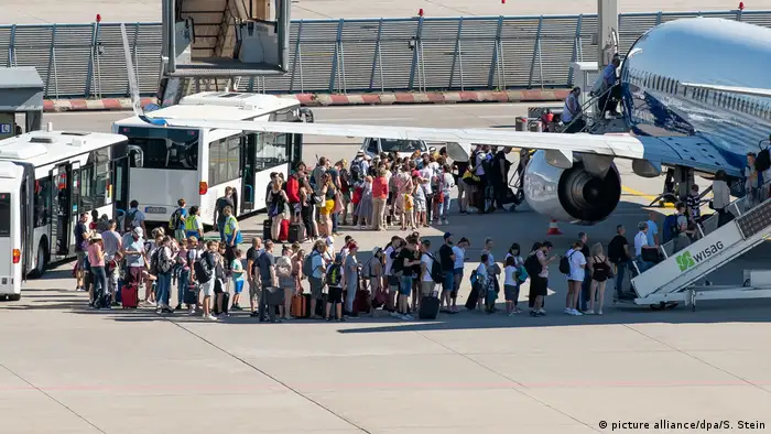 Deutschland l Luftverkehr am Frankfurter Flughafen l Passagiere steigen in Flugzeug ein