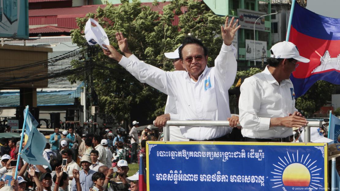 Kem Sokha greets his supporters at a 2017 Cambodia National Rescue Party (CNRP) rally