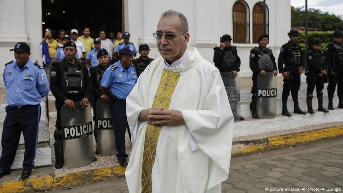 El sacerdote Edwin Román, conocido crítico del gobierno de Nicaragua, ofició una misa en memoria de las víctimas de la represión durante los últimos tres años (Foto de archivo; 14.11.2019)