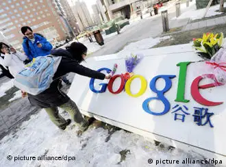 今年1月，中国网民在谷歌楼前献花