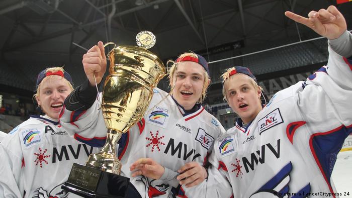 Marcel Kurth, Leon Draisaitl and Dominik Kahun lifting the DNL trophy (picture-alliance/Citypress 24)
