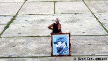 ***ACHTUNG: Bild nur zur mit dem Fotografen abgesprochenen Berichterstattung verwenden!***
***ACHTUNG: Nur für mit dem Fotografen abgesprochene Berichterstattung verwenden!***
A cuban man holds a photo of Fidel Castro as he waits for participants to arrive for a political rally, supporting Fidel and the Revolution, 4 days after Fidel Castro had temporarily handed power to his brother Raul Castro. Cubans cheer and hold a photo of Fidel Castro during a political rally, supporting Fidel and the Revolution, 4 days after Fidel Castro had temporarily handed power to his brother Raul Castro.