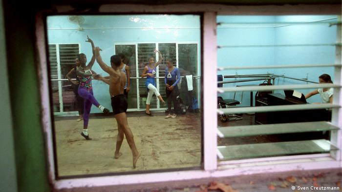 Двамата танцьори Майкел и Иделбис се подготвят за изявата си в известния спектакъл Тропикана, който се играе под открито небе. Хавана е град на безбройните малки сценарии, които символизират делника на хората, пише Берт Хофман.