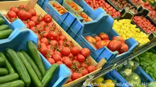 23.08.2019, Sachsen, Stolpen: Im neu eröffneten Hofladen im Obstbaubetrieb von Steffen Menzel im sächsischen Stolpen liegt in Kisten frisches Gemüse und Obst bereit. Foto: Volkmar Heinz/dpa-Zentralbild/ZB | Verwendung weltweit