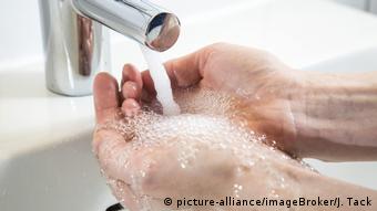 Людина миє руки 