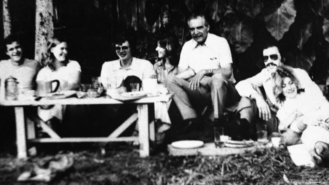 Mannen som polisen tror är nazistisk krigsförbrytare Josef Mengele, tredje från höger, poserar för ett foto under en picknick med vänner i Sao Paulo, Brasilien