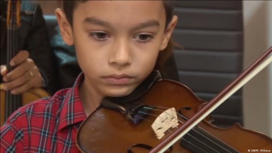 От ромския квартал до сцената в Париж: Млади цигулари от Сливен ще представят България (видео)