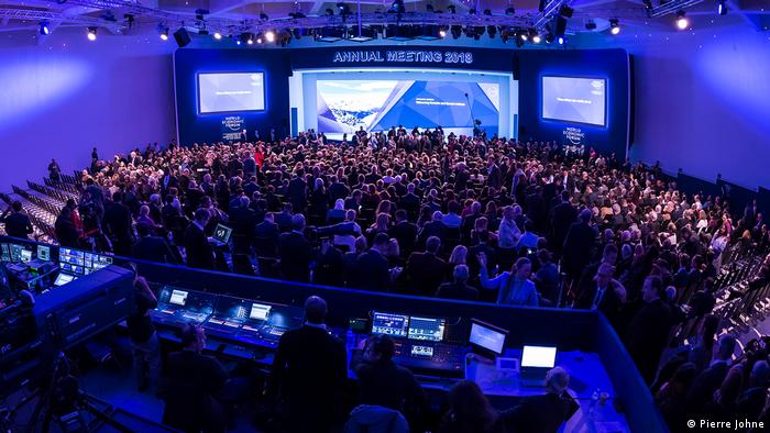 Film still The Forum, view from above of a large crowd in an auditorium (Pierre Johne)