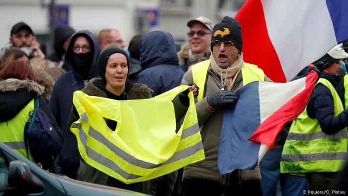 Manifestations à Paris à l'occasion de l'anniversaire des manifestations des gilets jaunes en France, le 16 novembre 2019.