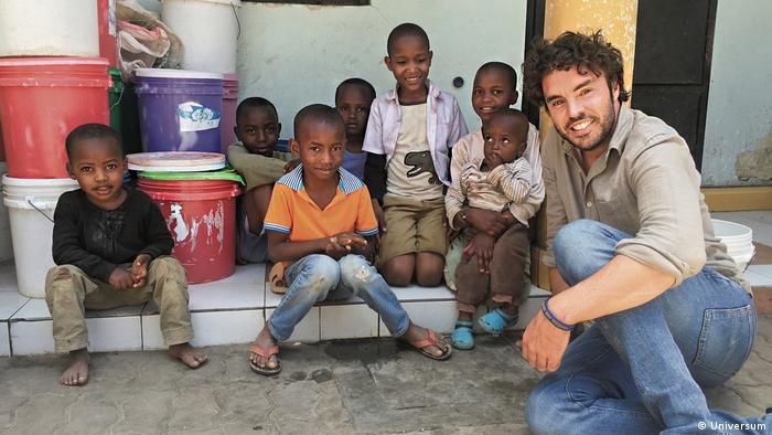 Film still 2040: a man and several young boys (Universum)