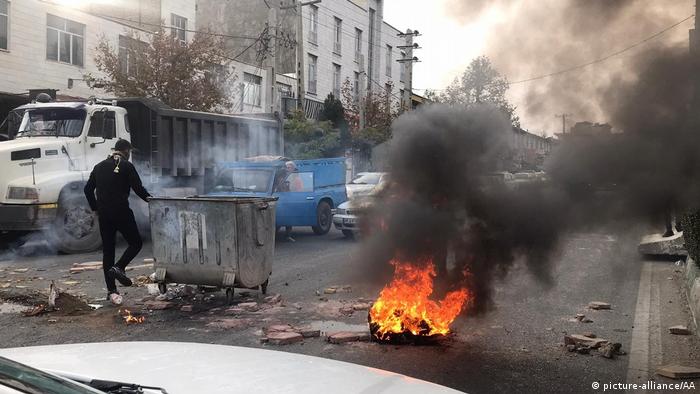 Учасники протестів підпалювали сміття і намагалися будувати барикади