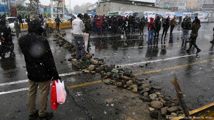 Iran Weiter Unruhen - Kaum noch Zugang zum Internet (picture-alliance/AP Photo/M. Khahi)