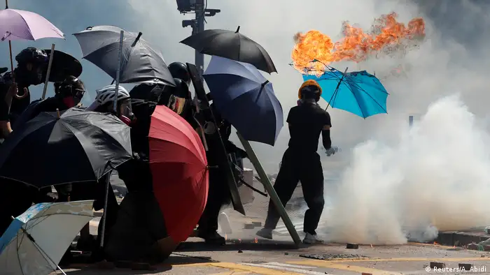 China HongKong l Anti-Regierungsproteste - Ausschreitungen