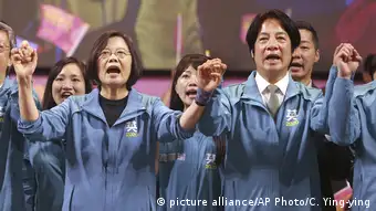 Taiwan Wahlkampf l Präsidentschaftskandidaten der Demokratischen Progressiven Partei Tsai Ing-wen und William Lai jubeln