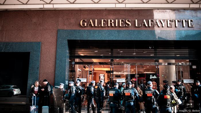 Frankreich Paris Gelbwesten in der Galerie Lafayette