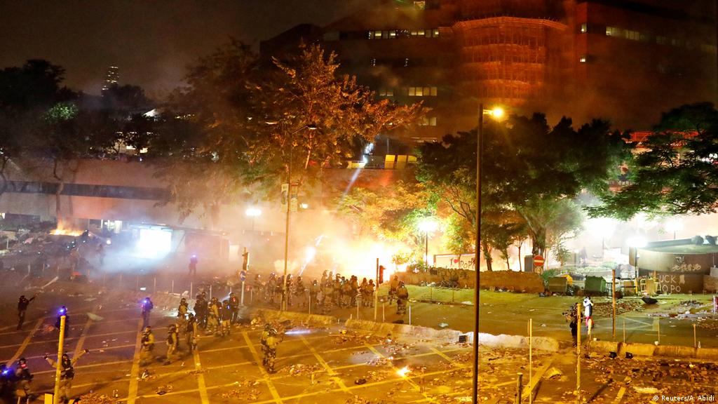 Hong Kong Police Threaten Live Bullets During University Siege News Dw 17 11 2019