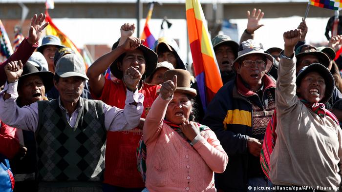 Foto de manifestantes en las cercanías de la planta de Yacimientos Petrolíferos Fiscales Bolivianos, en El Alto, Bolivia.