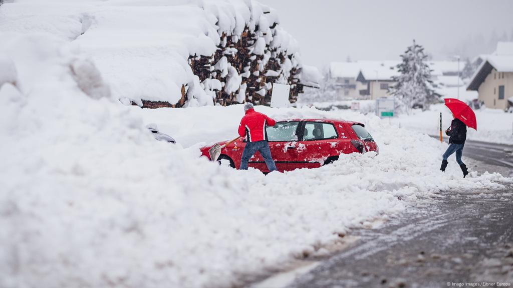 Heavy Snow In Alps Causes Avalanches And Travel Disruptions News Dw 18 11 19