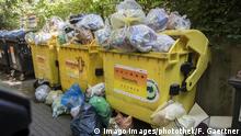 Ueberfuellte Muellcontainer stehen an einer Sammelstelle in Berlin, 08.06.2018. Berlin Deutschland *** Overfilled garbage containers are at a collection point in Berlin 08 06 2018 Berlin Germany PUBLICATIONxINxGERxSUIxAUTxONLY Copyright: xFlorianxGaertner/photothek.netx 