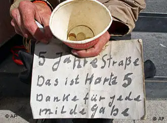 乞讨者手中的牌子上写着：在街上生活了5年，这是“哈尔茨五”，感谢您的施舍