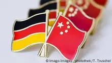 Pins mit den Nationalflaggen von Deutschland und China stehen auf einem Tisch. Berlin, 18.02.2019. Berlin Deutschland *** Pins with the national flags of Germany and China on a table Berlin 18 02 2019 Berlin Germany PUBLICATIONxINxGERxSUIxAUTxONLY Copyright: xThomasxTrutschel/photothek.netx