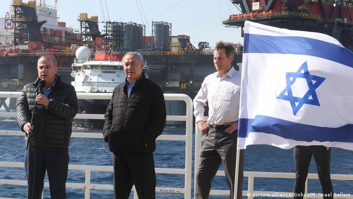 Биньямин Нетаньяху (в центре) на морской платформе Левиафан 