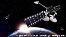 Kommunikationssatellit über Erdkugel, von der aufgehenden Sonne beleuchtet, vor schwarzem Sternenhimmel, 3D-Illustration | Verwendung weltweit, Keine Weitergabe an Wiederverkäufer.