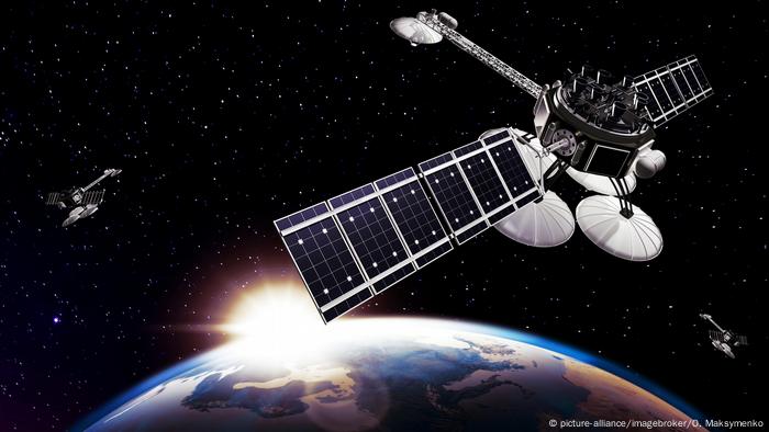 Satellite in space (imagebroker / O. Maksymenko)