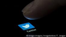 Twitter App-Icon auf einem Display mit Finger, Soziales Netzwerk, Social Media, Handy, Smartphone, Tablet, Deutschland, Europa *** Twitter App Icon on a display with finger Social Network Social Media Mobile Phone Smartphone Tablet Germany Europe Copyright: imageBROKER/TheaxJaeger iblchs04864214.jpg Bitte beachten Sie die gesetzlichen Bestimmungen des deutschen Urheberrechtes hinsichtlich der Namensnennung des Fotografen im direkten Umfeld der Veröffentlichung!