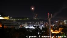 (191120) -- DAMASCUS, Nov. 20, 2019 (Xinhua) -- The Syrian air defenses respond to foreign missile strikes over the capital Damascus, Syria, Nov. 20, 2019. The Syrian air defenses on Wednesday responded to foreign missile strikes on Damascus, state media reported. The Syrian army said in a statement that Israeli warplanes from the occupied Golan Heights and the Lebanese Marj Oyoun area targeted the vicinity of Damascus with a number of missiles. (Photo by Ammar Safarjalani/Xinhua) | Keine Weitergabe an Wiederverkäufer.