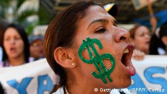 El dólar manda en Venezuela, dijo a DW la socióloga Angela Oraa.
