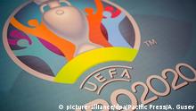 Official logo UEFA EURO 2020 printed on banner during press conference on the occasion of the draw. (Photo by Aleksandr Gusev/Pacific Press) | Verwendung weltweit, Keine Weitergabe an Wiederverkäufer.