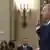 گوردون ساندلند، سفیر آمریکا در اتحادیه اروپا هنگام ادای سوگند در مجلس نمایندگان